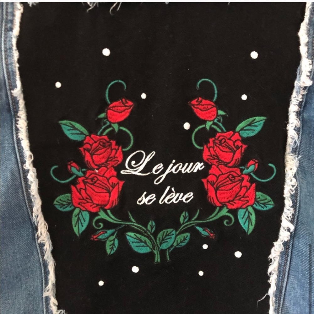 Floral l’Amour Rose 🌹
Embroidered Distressed
Denim Jacket S-M Boho Festival - Picture 13 of 15